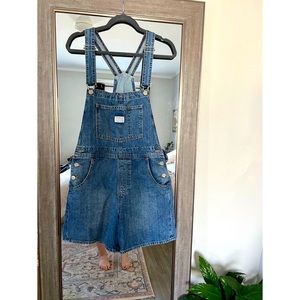 Levi’s Vintage Shortalls / Overalls 🦋 LIKE NEW ✨